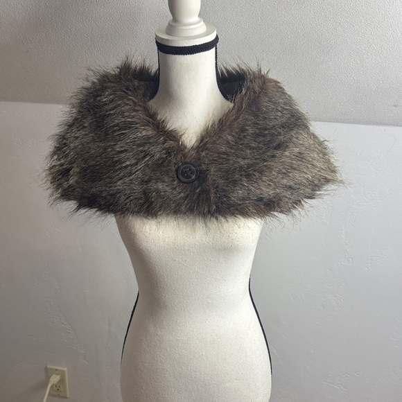 Accessories - Elegant Faux Fur Shawl in Brown